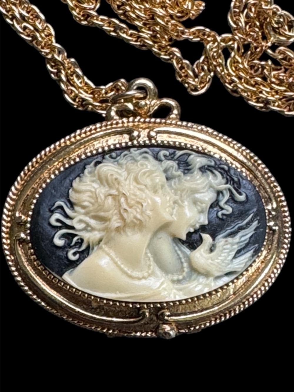 Vintage Cameo Pendant Necklace